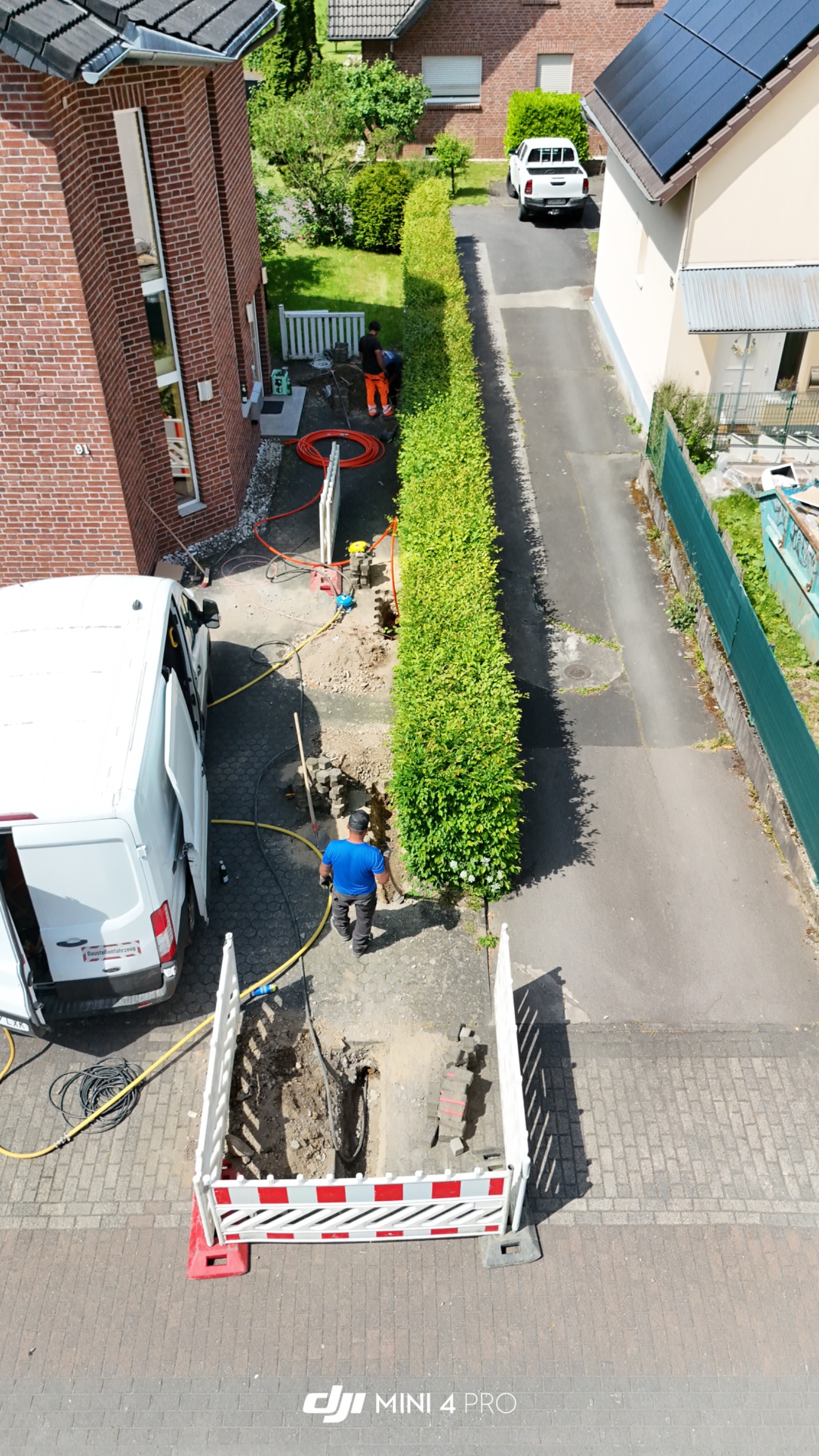 Glasfaser-Hausanschluss: Tiefbau und Einblasarbeiten an einer Wohnstraße
